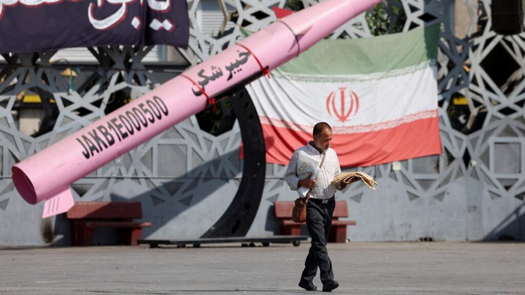 Bandera del Reino Unido junto a símbolo de la Guardia Revolucionaria de Irán representando la designación como amenaza a la seguridad nacional