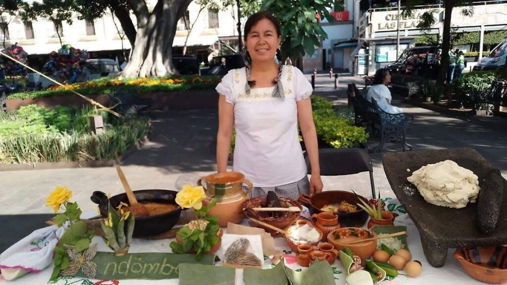 Platillos tradicionales de Hidalgo exhibidos en muestra gastronómica con barbacoa, pastes y mixiotes representando los Pueblos con Sabor