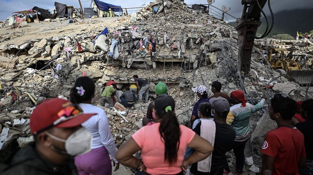 Sismos de Venezuela causaron 19 mil 500 mdd en daños: Banco Mundial Imagen de los daños causados por los terremotos en Venezuela, con edificios colapsados y labores de rescate en curso