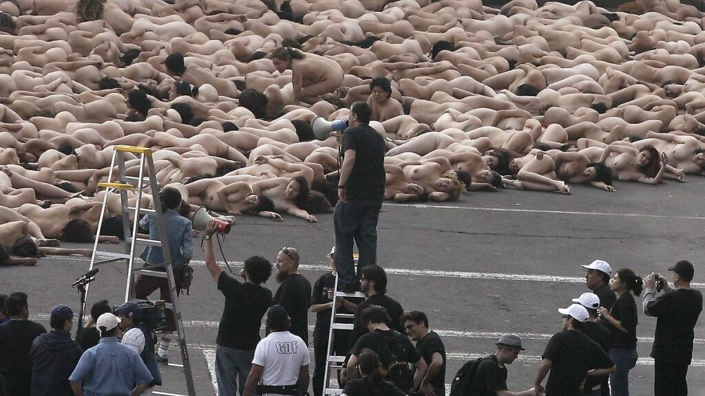 Spencer Tunick busca regresar a México para crear bandera con cuerpos El fotógrafo Spencer Tunick conocido por sus instalaciones masivas con personas desnudas
