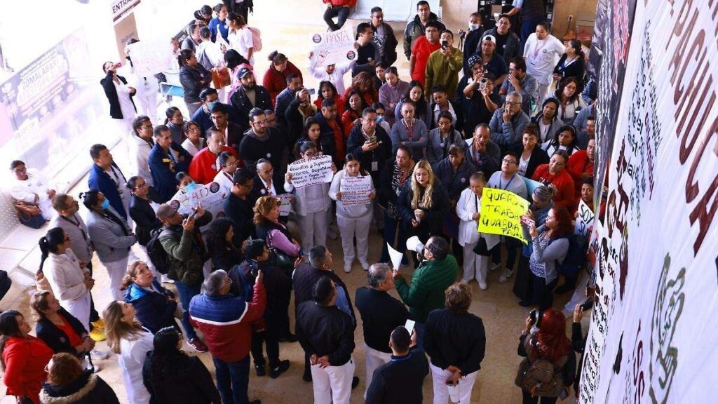 Elementos de la Secretaría de Seguridad Pública de Hidalgo durante operativo de vigilancia en manifestación