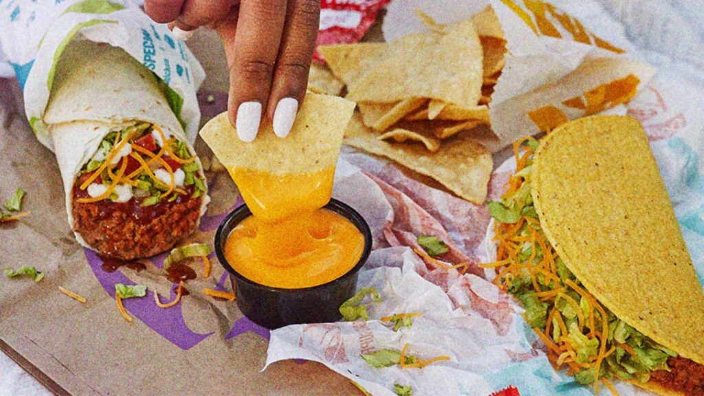 Lechuga iceberg en un restaurante de comida rápida, producto retirado por Taco Bell tras brote de ciclosporiasis en Estados Unidos