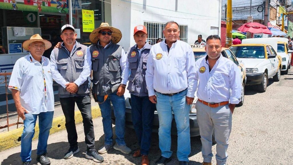 Taxi de la Unión de Taxistas de Valle de San Javier estacionado en Pachuca