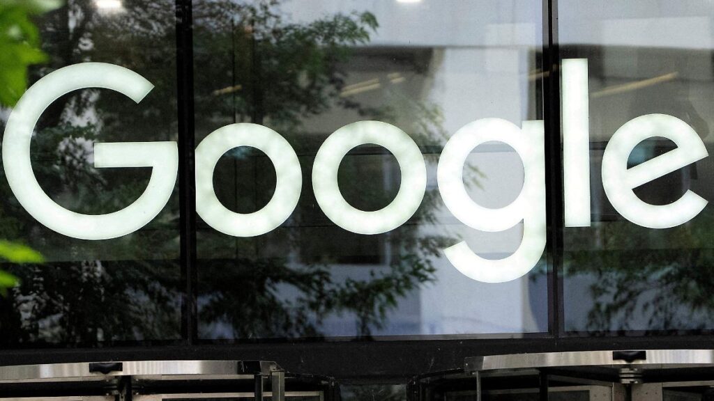 UE obliga a Google a abrir Android a la competencia e inteligencias artificiales Logo de Google junto a la bandera de la Unión Europea representando el conflicto regulatorio entre ambas entidades