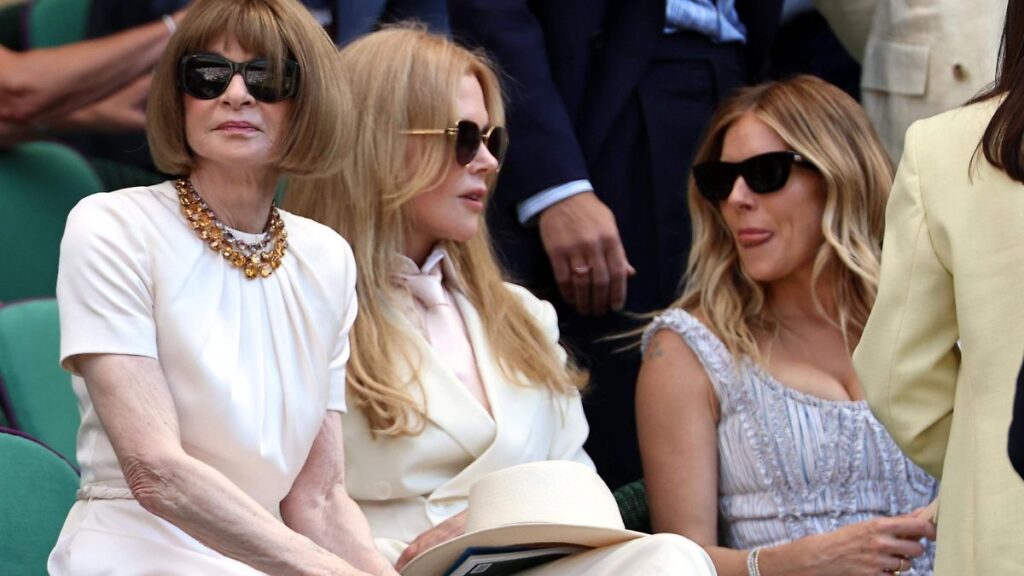 Vista de la cancha central de Wimbledon con espectadores elegantes en las gradas del All England Lawn Tennis Club