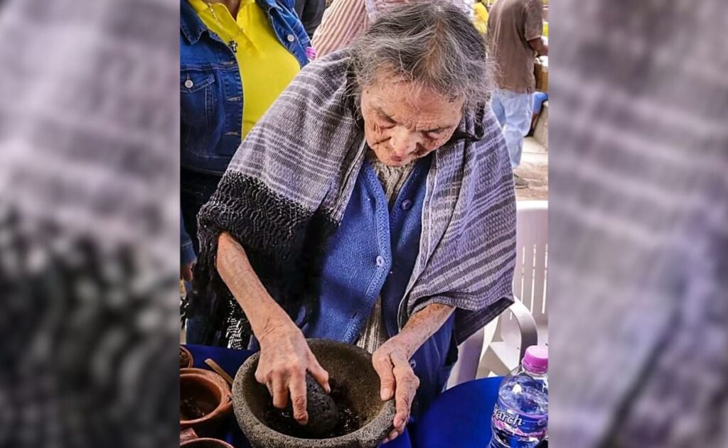 Aurora Ramírez Bacilio, maestra artesana y cocinera tradicional de Tasquillo, Hidalgo, dedicada a la preservación del patrimonio cultural del Valle del Mezquital