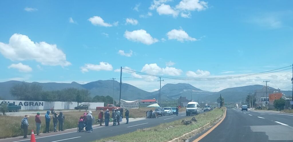 Bloqueo en Ixmiquilpan: exigen liberar a 3 detenidos por conflicto agrario Bloqueo carretero en Ixmiquilpan por manifestantes que exigen liberación de detenidos vinculados a conflicto agrario en Xuchitlán