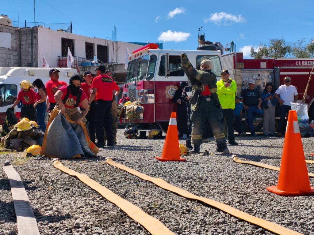 Desfile de la Bomberada 2026 en Hidalgo con carros bomba decorados y bomberos voluntarios