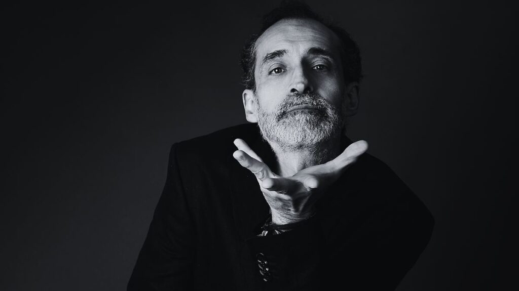 Bruno Bichir y su crítica al scroll: teatro contra la apatía en 2026 Bruno Bichir en promoción de su obra de teatro Réquiem, reflexionando sobre la apatía digital y el compromiso social en México