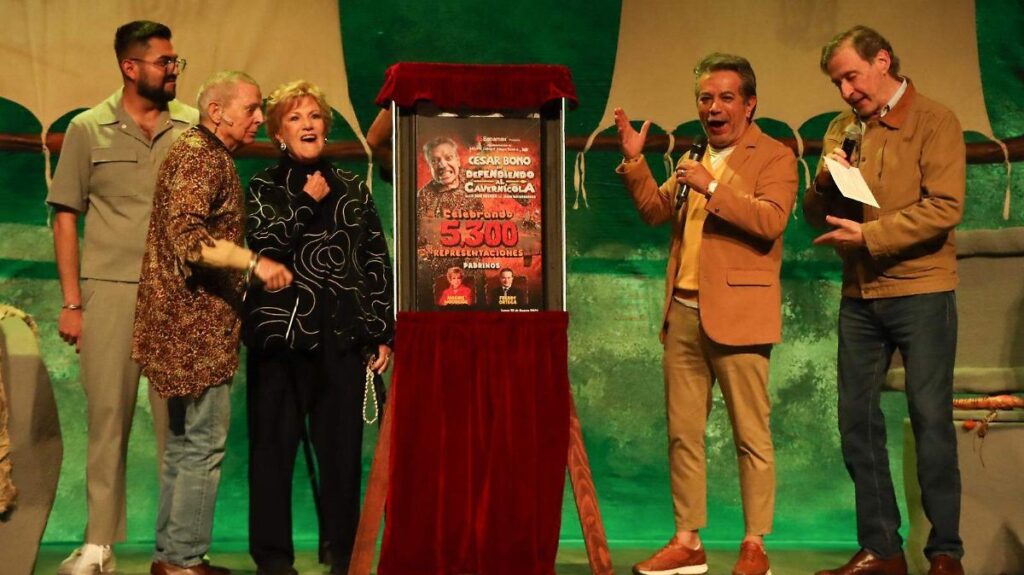 César Bono celebrando las 5,300 funciones de su monólogo teatral Defendiendo al cavernícola