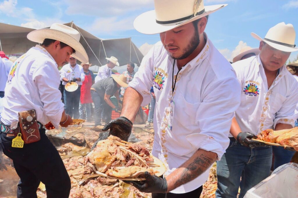 Horno monumental de barbacoa en Dajiedhi, Actopan, Hidalgo, durante la celebración de la feria patronal