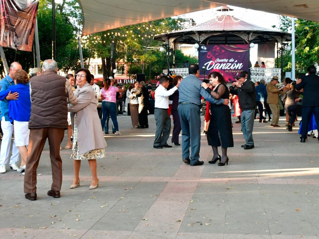 Danzón en Tulancingo 2026: encuentro masivo con grupos de 5 estados Parejas bailando danzón en evento cultural en Tulancingo, Hidalgo