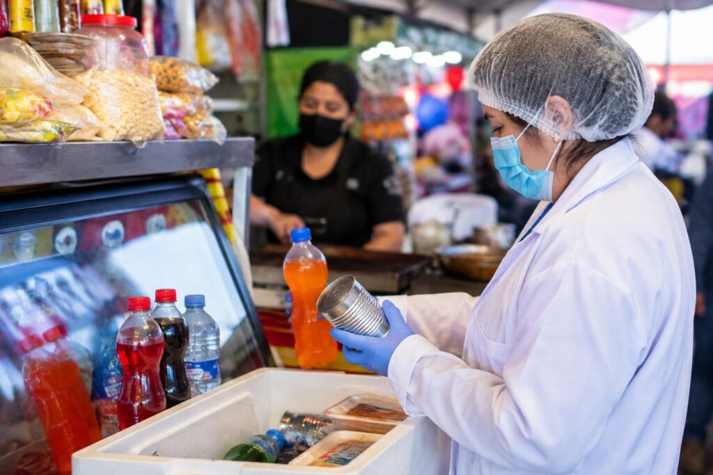 Decomisan alimentos caducados en 3 comercios de Tulancingo Operativo sanitario de Copriseh en establecimientos comerciales de Tulancingo durante verificación de alimentos
