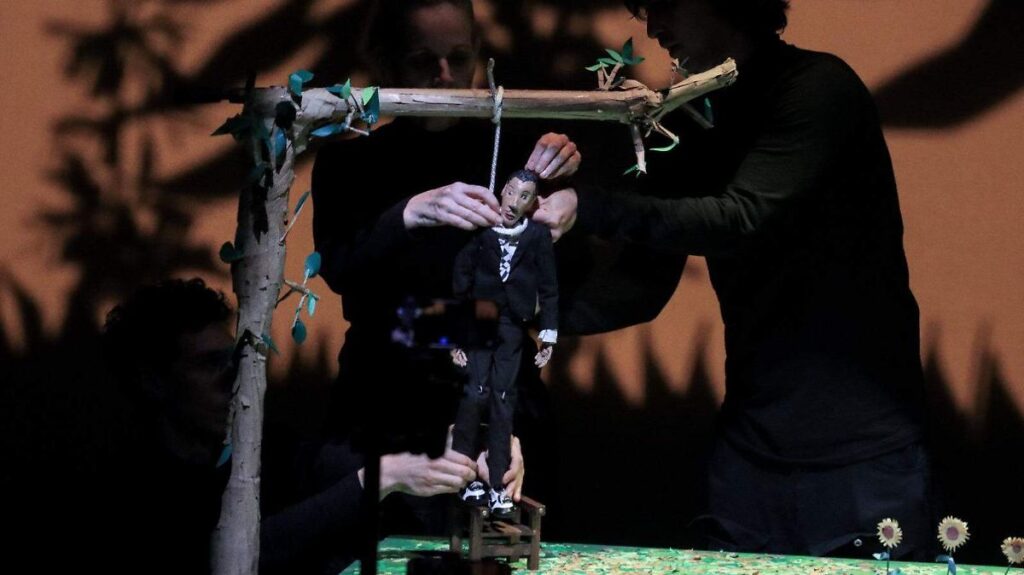 Django con la soga al cuello: obra sobre depresión llega a CDMX Escena de la obra teatral Django con la soga al cuello en el Teatro del Bosque Julio Castillo de la Ciudad de México