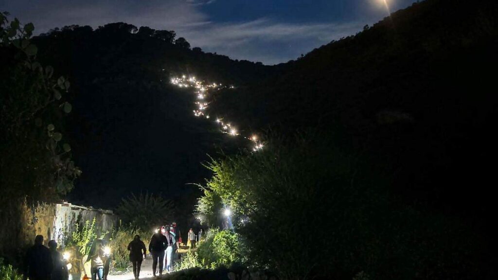 Manantial sagrado en Santa María Amajac durante la fiesta patronal con fieles realizando el ritual del agua