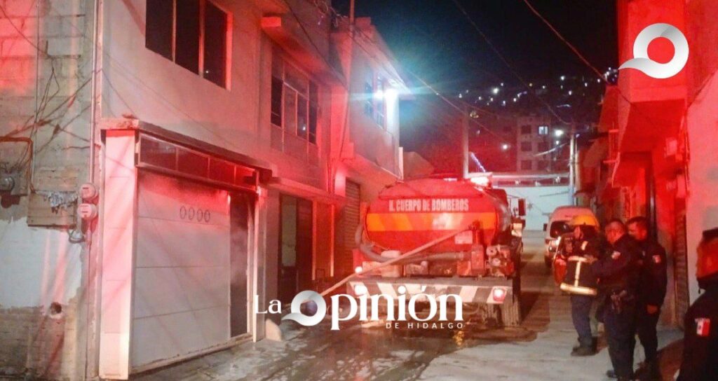 Bomberos rescatan hombre atrapado en incendio