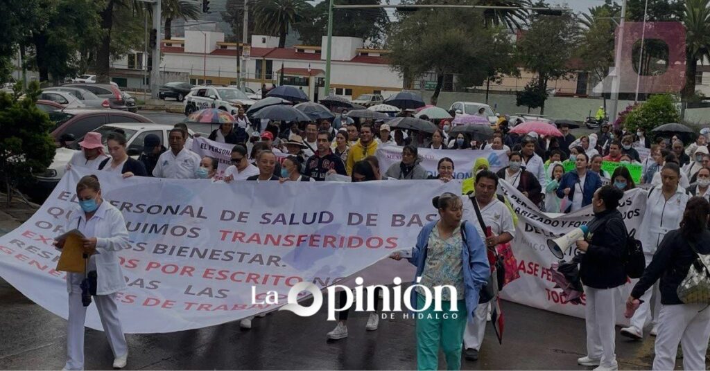 Personal de IMSS-Bienestar se manifiesta exigiendo condiciones de trabajo justas