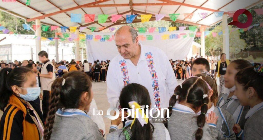 Visita Natividad Castrejón a la Escuela Primaria Álvaro Obregón en el municipio de Agua Blanca