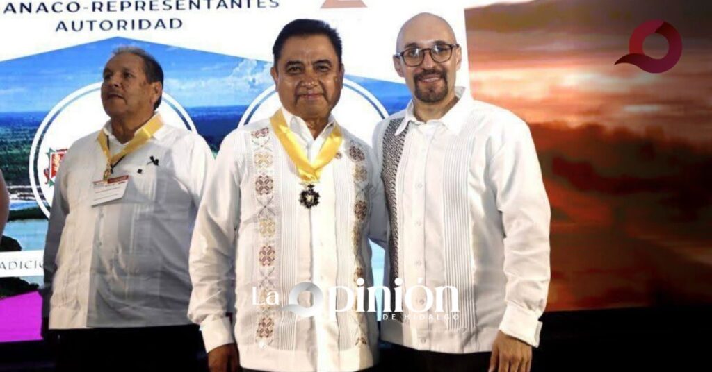 Andrés Velázquez entregó reconocimiento a gobernador de Nayarit