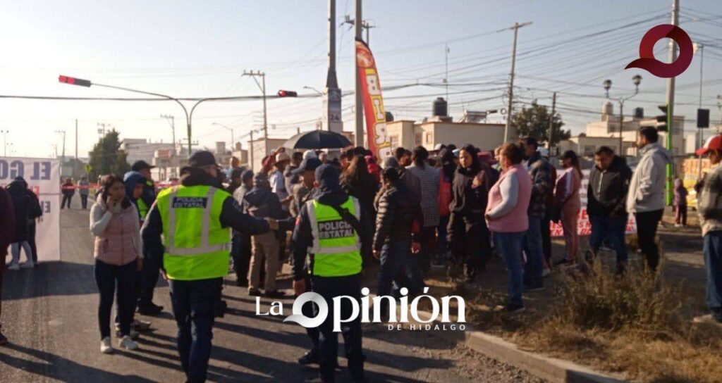 Vecinos del sur de Pachuca vuelven a bloquear calles para exigir la cancelación de un albergue migrante