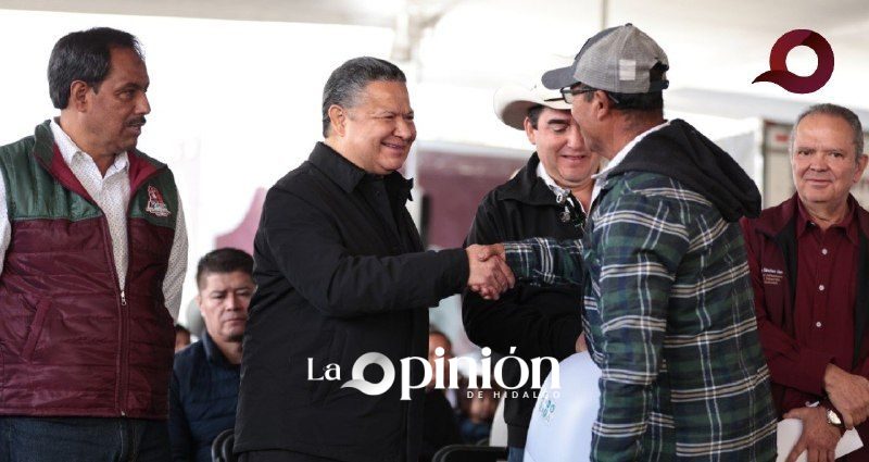 Supervisa Menchaca obras de infraestructura y entrega apoyos en Acatlán