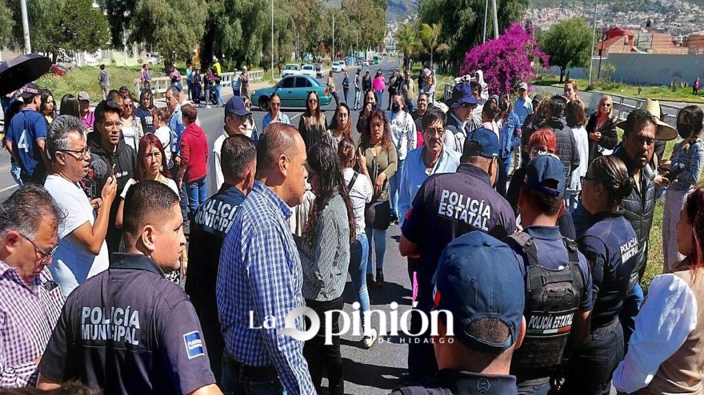 Padres bloquean carretera Pachuca-Tulancingo para defender a director