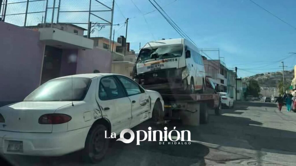 Choque entre Urvan y auto deja cuatro lesionados en avenida Revolución
