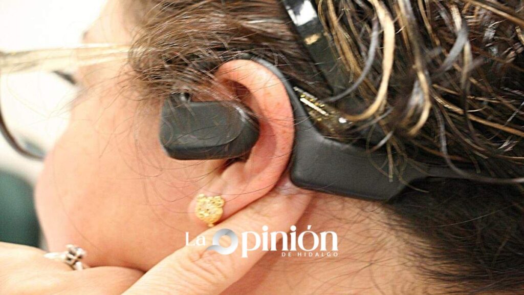 Uso excesivo de audífonos a alto volumen causa tinnitus y vértigo