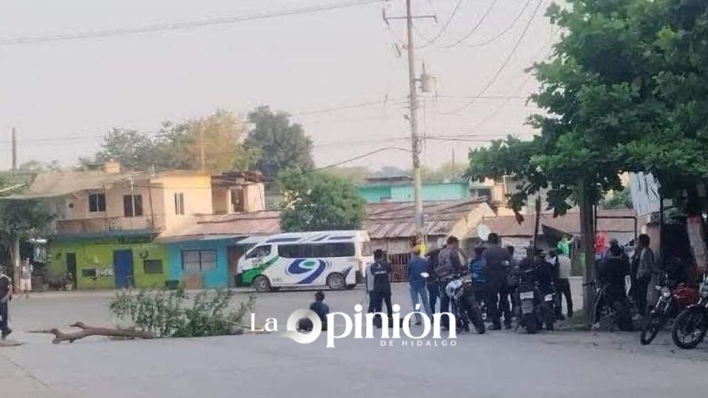 Bloquean carretera Huejutla-San Felipe Orizatlán por fallas eléctricas