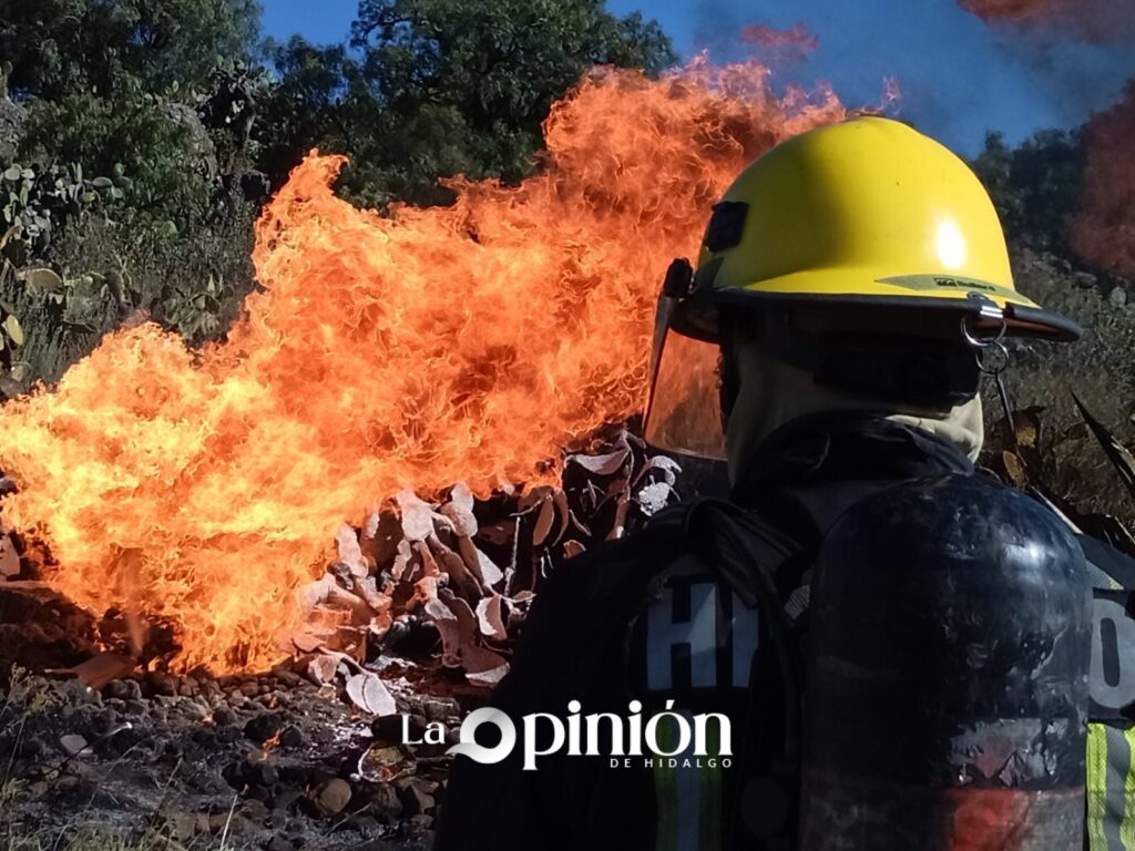 Toma clandestina provoca incendio en ducto de Pemex en Epazoyucan