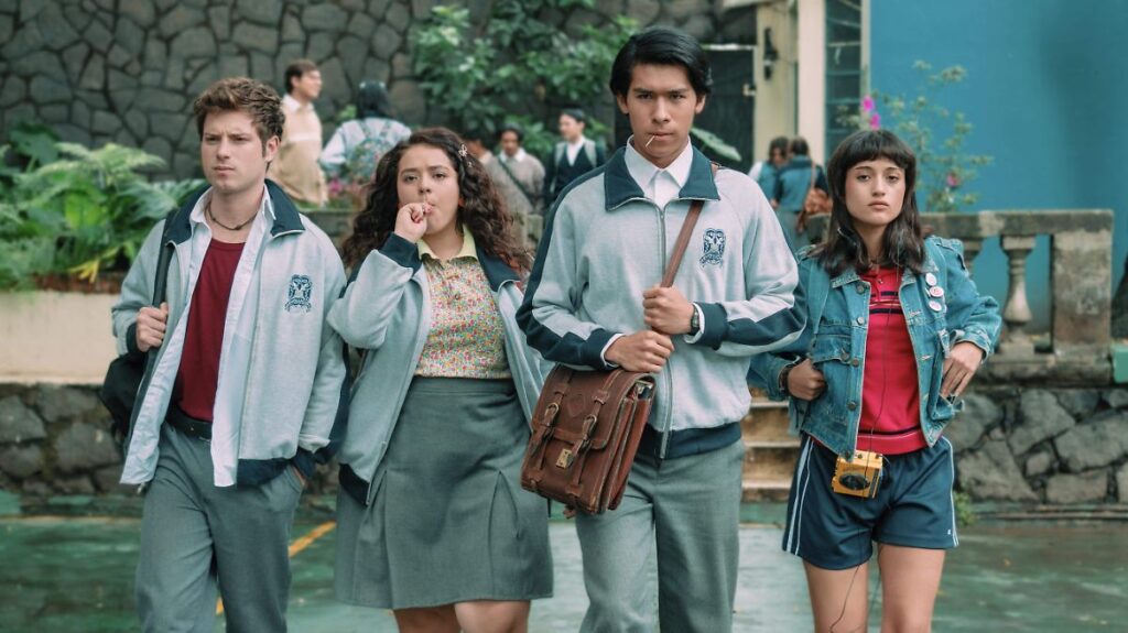 Nadie Nos Va a Extrañar temporada 2: el miedo al futuro reemplaza la nostalgia Escena de la segunda temporada de Nadie Nos Va a Extrañar mostrando a los protagonistas en su último año de preparatoria