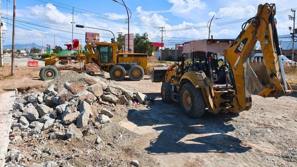 Obras de pavimentación en bulevar Santa Catarina causando cierres viales y congestionamiento en Pachuca
