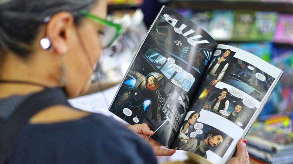 Películas de superhéroes: debate entre fidelidad al cómic y renovación Escena de película de superhéroes mostrando el debate entre fidelidad al cómic original y adaptaciones cinematográficas