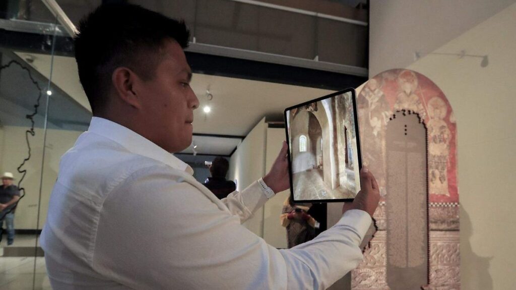 Realidad aumentada revive monasterios serbios en CDMX: cómo visitarlos Exposición de realidad aumentada sobre monasterios medievales serbios en el Museo Nacional de las Culturas del Mundo en Ciudad de México