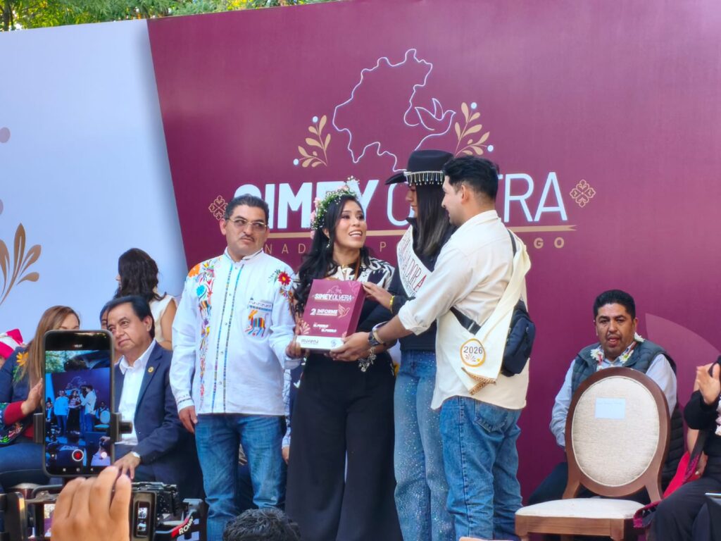 Simey Olvera arranca gira de segundo informe en municipios de Hidalgo Senadora Simey Olvera Bautista durante gira de segundo informe legislativo en municipios de Hidalgo