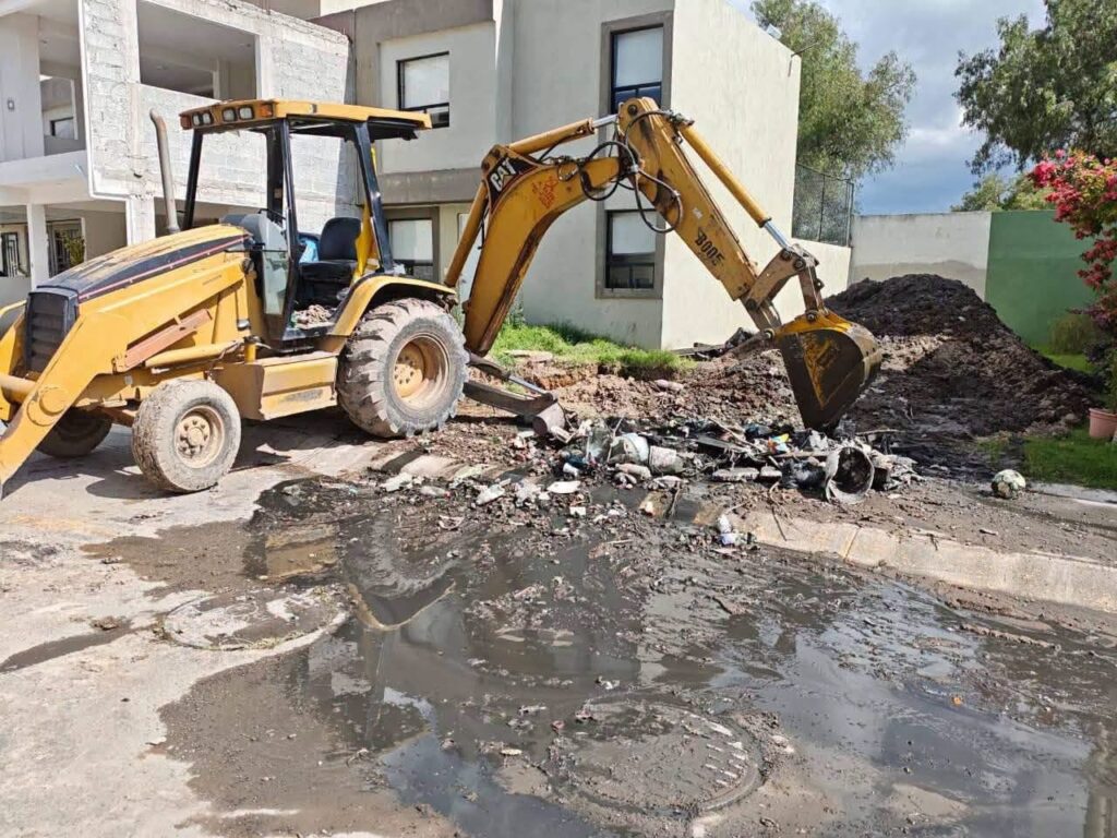 Tizayuca retira 4 toneladas de basura de dren pluvial: zonas limpiadas Cuadrillas municipales retiran toneladas de basura del dren pluvial en boulevard Héroes de Tizayuca como parte de acciones preventivas ante temporada de lluvias