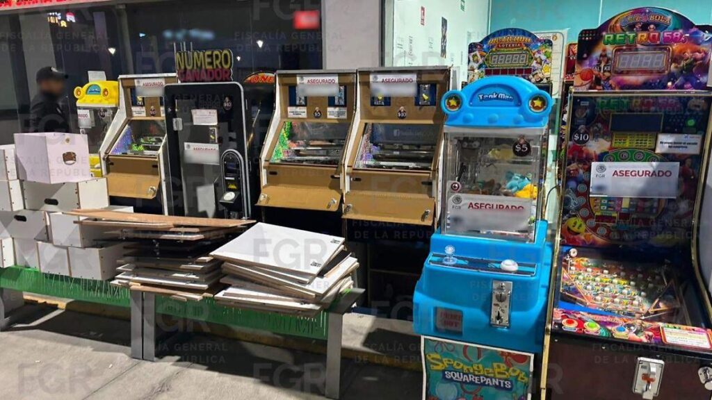 Pachuca: aseguran 36 tragamonedas y detienen a un hombre en plaza Operativo de la FGR en Pachuca asegura máquinas tragamonedas ilegales en plaza comercial