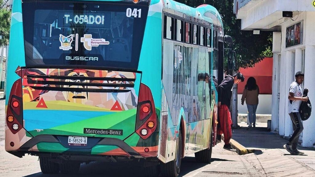 Transporte público en Pachuca consume 10% del salario mínimo Usuarios abordando transporte público colectivo en Pachuca, Hidalgo