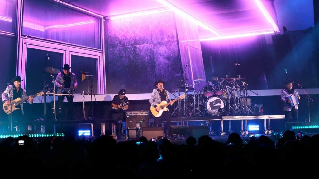 Los Tucanes de Tijuana, Fey y Josi Cuen durante la grabación de Amazon Music Sessions, fusionando pop y regional mexicano
