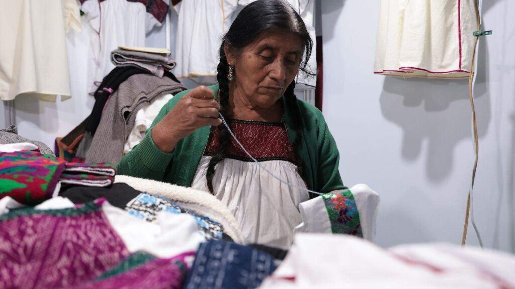 Maestra artesana Antonia Doñú Ambrosio mostrando bordados tradicionales del pueblo Hñähñu en el Valle del Mezquital, Hidalgo